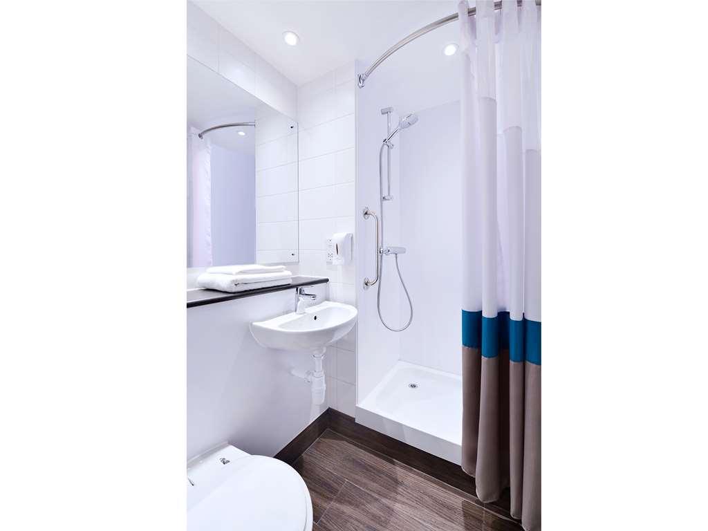 Travelodge Bath Waterside Экстерьер фото