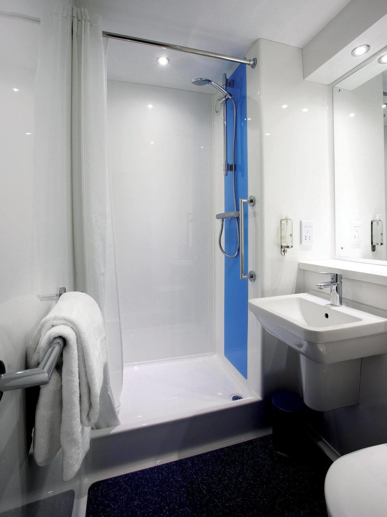 Travelodge Bath Waterside Экстерьер фото