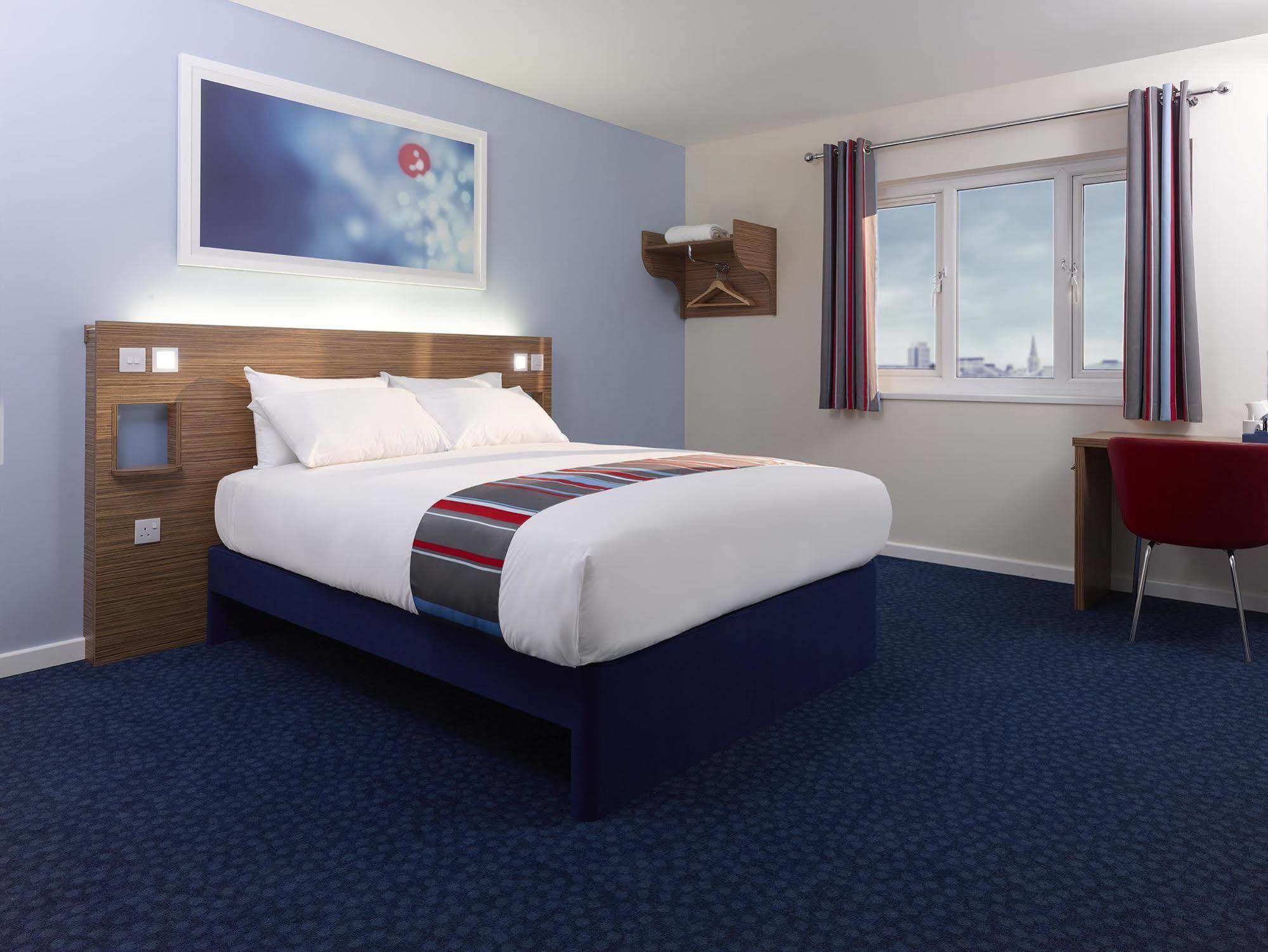 Travelodge Bath Waterside Экстерьер фото