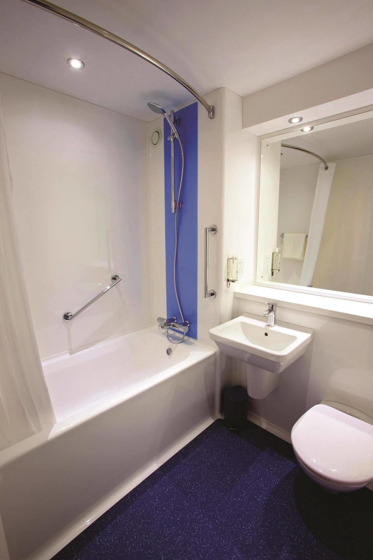 Travelodge Bath Waterside Экстерьер фото