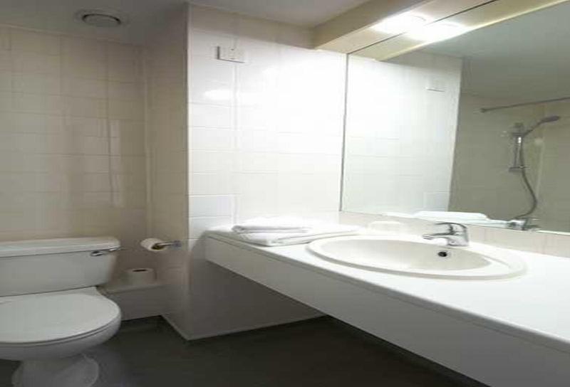 Travelodge Bath Waterside Экстерьер фото